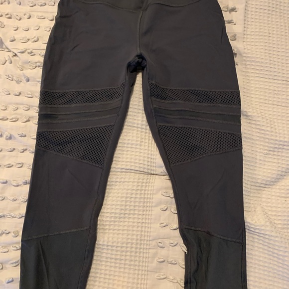Lululemon Tights - NEVER WORN - Picture 5 of 5